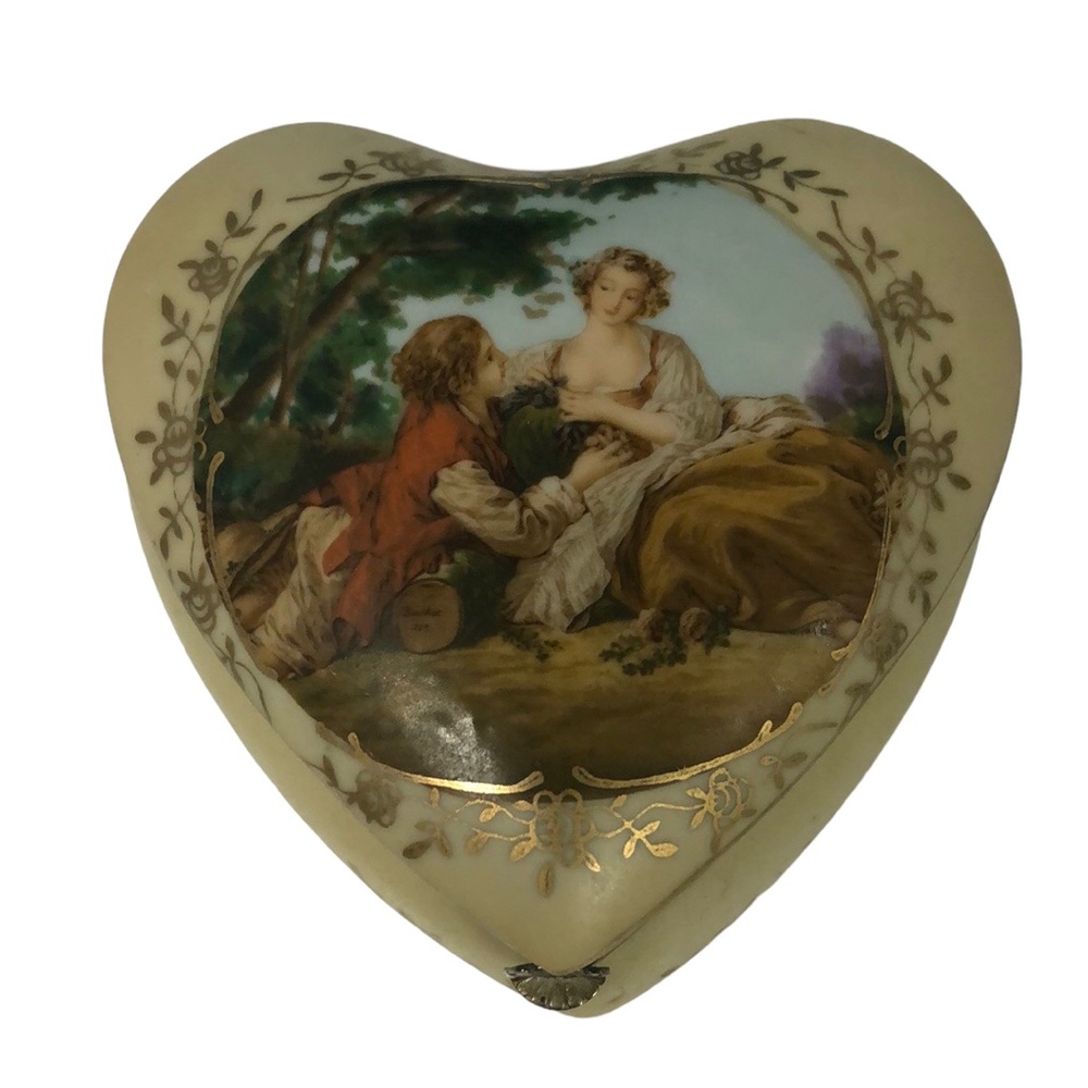 Vtg 4” Rococo Porcelain Hand-Painted Heart Shaped Trinket jewelry Box Gold Trim
